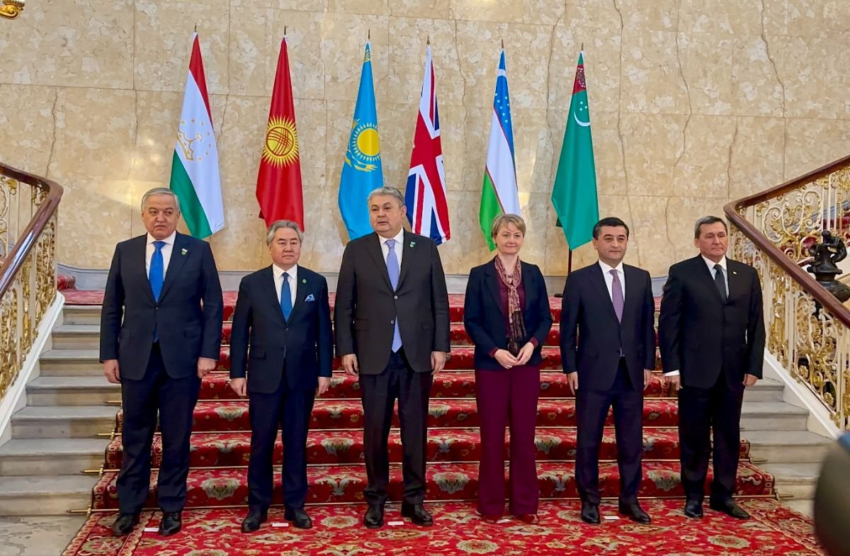 LONDRA’DA YOĞUN DİPLOMASİ GÜNÜ