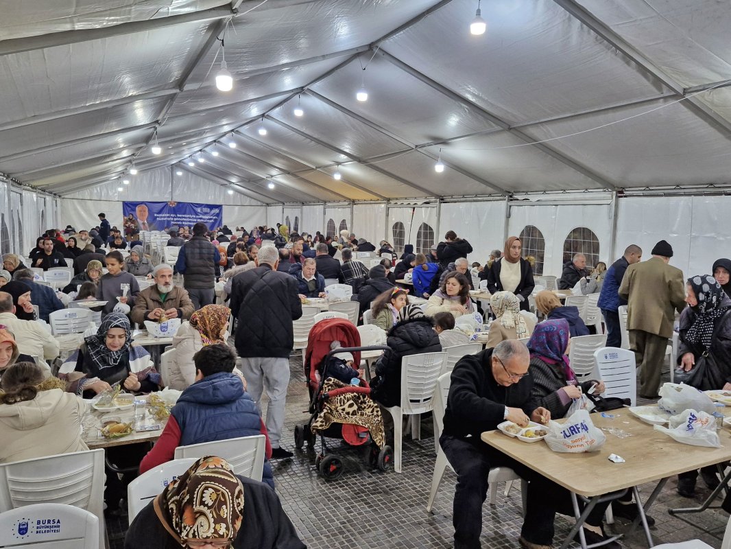 Bursa'da İftar Saatinde Yolda Kalanlara Büyükşehir'den Sıcak İkram