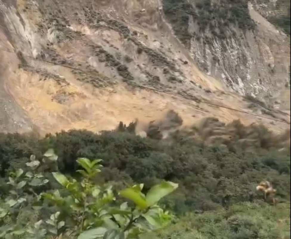 Nepal’de Himalayalar’dan dev heyelan: Dağ kütlesi nehre sürüklendi